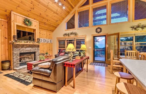 Mars Hill Cabina | Enjoy this sprawling property and its wide range of amenities. A wonderful home for large groups.