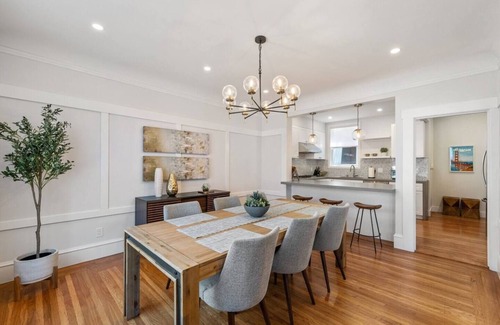 Richmond District Apartamento | Enjoy ultra convenient City living from this comfortably stocked and furnished two level home