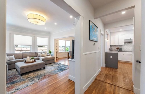 Richmond District Apartamento | Enjoy ultra convenient City living from this comfortably stocked and furnished two level home