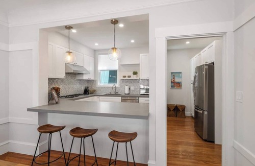 Richmond District Apartamento | Enjoy ultra convenient City living from this comfortably stocked and furnished two level home