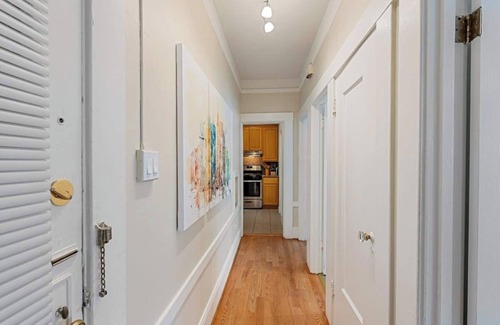 Richmond District Apartamento | Enjoy ultra convenient City living from this comfortably stocked and furnished contemporary flat