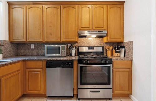 Richmond District Apartamento | Enjoy ultra convenient City living from this comfortably stocked and furnished contemporary flat
