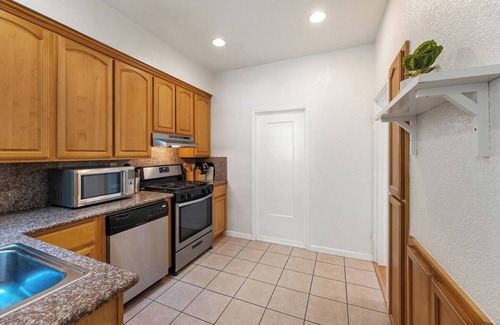 Richmond District Apartamento | Enjoy ultra convenient City living from this comfortably stocked and furnished contemporary flat