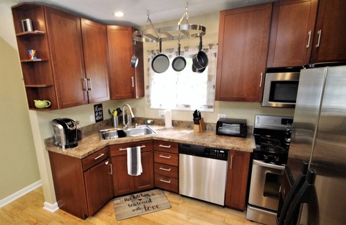 Squirrel Hill South Casa | Enjoy Urban Living at our Steel City Getaway w/ Seasonal Hot Tub!