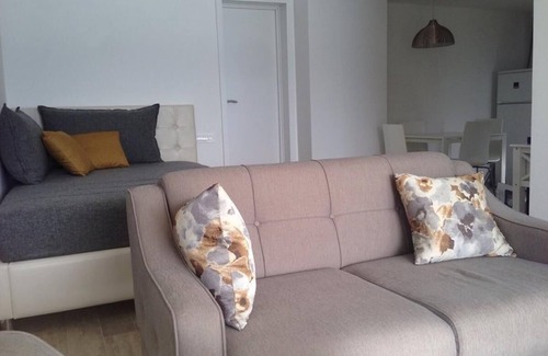 Kotor Casa | Disfrute de sus vacaciones en un entorno tranquilo en una hermosa propiedad con terraza.