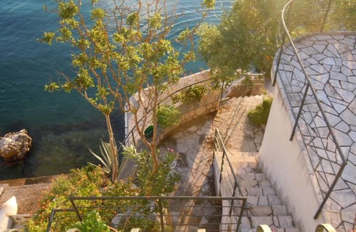 Kotor Casa | Disfrute de sus vacaciones en un entorno tranquilo en una hermosa propiedad con terraza.