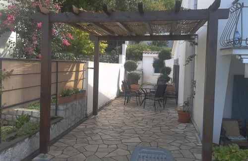 Kotor Casa | Disfrute de sus vacaciones en un entorno tranquilo en una hermosa propiedad con terraza.