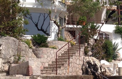 Kotor Casa | Disfrute de sus vacaciones en un entorno tranquilo en una hermosa propiedad con terraza.