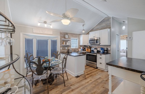Upper Grand Lagoon Casa | Enjoy your quiet vacation at Butler's Beach Retreat!