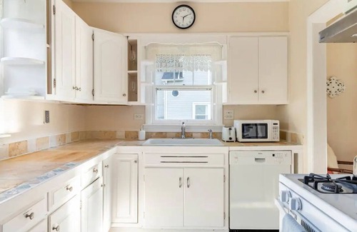 West Chicago Casa | Enjoy your stay at the Train Conductor’s Cottage!