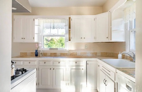 West Chicago Casa | Enjoy your stay at the Train Conductor’s Cottage!
