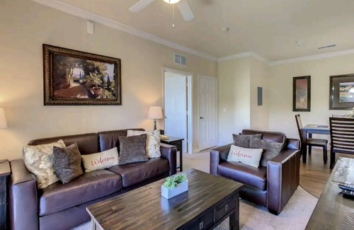 Loughman Condominio | Enjoy your stay in this cozy, condo located at the luxurious Tuscana Resort