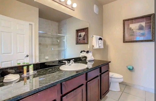 Loughman Condominio | Enjoy your stay in this cozy, condo located at the luxurious Tuscana Resort