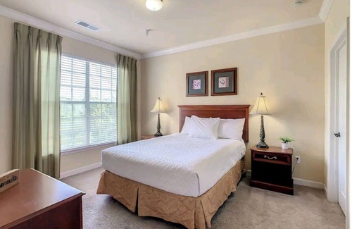 Loughman Condominio | Enjoy your stay in this cozy, condo located at the luxurious Tuscana Resort