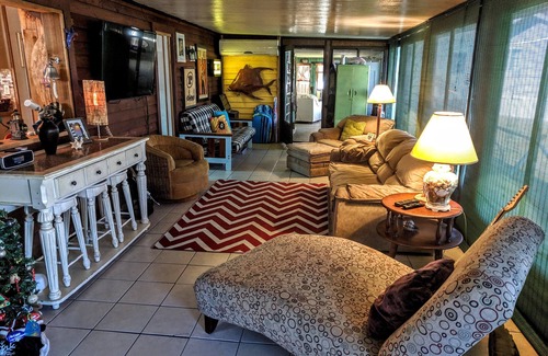 Upper Grand Lagoon Complejo | ¡Disfrute de su estancia de vacaciones en Emerald Pointe Resort en nuestro nastialgic bungalow!