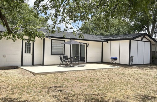 West San Antonio Casa | Enjoyable 3-bedroom house with AC in San Antonio