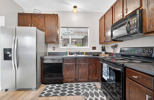 Greensboro Casa | Enjoyable 3 BR townhome with AC in Greensboro NC. Near NCA&T, UNCG, Tanger Ctr