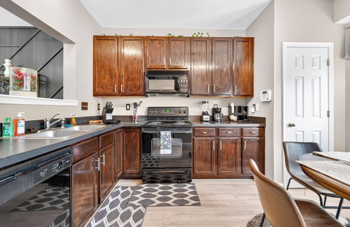 Greensboro Casa | Enjoyable 3 BR townhome with AC in Greensboro NC. Near NCA&T, UNCG, Tanger Ctr