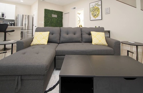 Tempe Casa | Enjoyable Lemon themed townhome with AC in vibrant Tempe