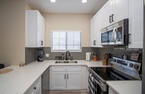 Tempe Casa | Enjoyable Lemon themed townhome with AC in vibrant Tempe