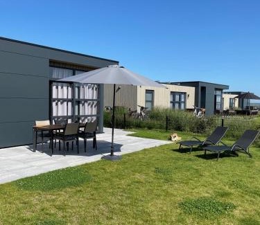 Enkhuizen Casa | Enkhuizer Strand Chalet Windrose mit Zaun Haus Nr 225