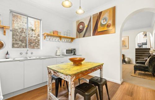 Enmore Apartamento | 'Enmore Lane' A Central Eclectic Artist Escape