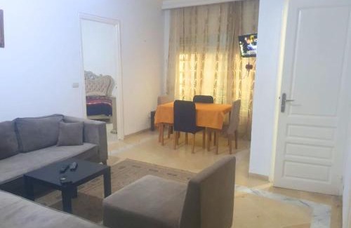 Ennasr Apartamento | Ennasr 2 - Appartement Propre avec WiFi Fibre et Emplacement idéal - Chaines International - Proche commerces et Restaurants - Service Navette