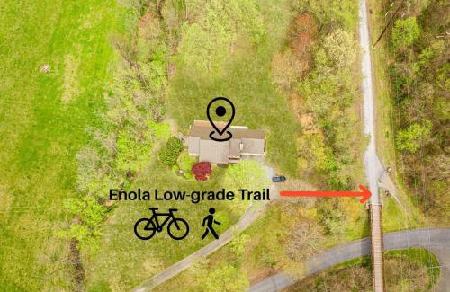 Refton Casa | Enola Trail Getaway - bikes, rural, BBQ ,King bed, patio