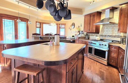 Deadwood Casa | Enormous Rally Rental - Custom Estate off paved Road w/ Extra Motorcycle Parking