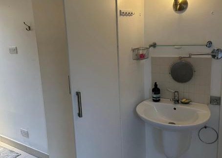 Woodford Bridge Apartamento | EnSuite Double Room With Own Entrance London - IG8 - Free on street parking