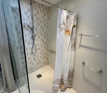 Woodford Bridge Apartamento | EnSuite Double Room With Own Entrance London - IG8 - Free on street parking