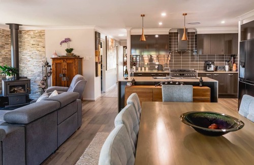 Beerwah Casa | Entertainer's Paradise - Pool Spa Movie Room - Child & Pet Friendly!