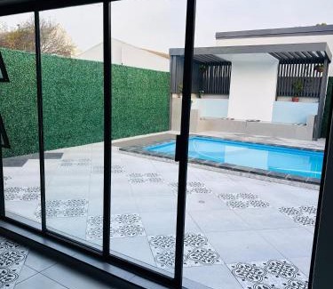 Parklands Casa | Entertainers delight near the beach & wine routes