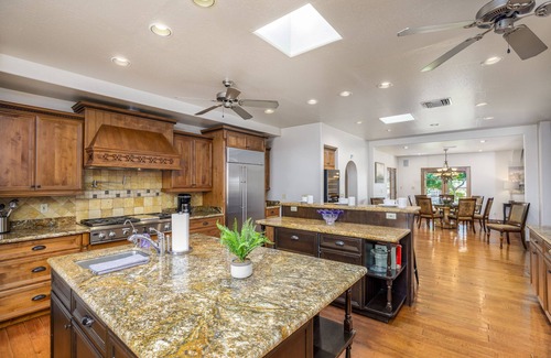 North Scottsdale Casa | Entertainment Galore! Heated Pool, Relaxing Spa, Putting Green, Bocce Court, BBQ