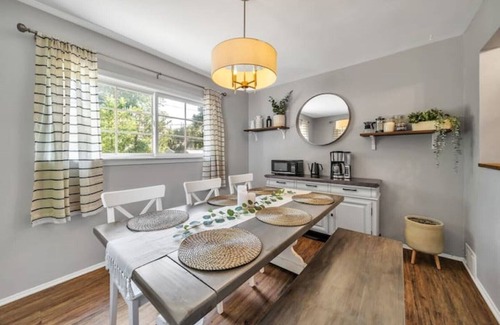 Drayton Plains Casa | ★Entertainment & Game Room w/ Bar★ Cheerful Royal Oak Bungalow w/ 2 Full Baths
