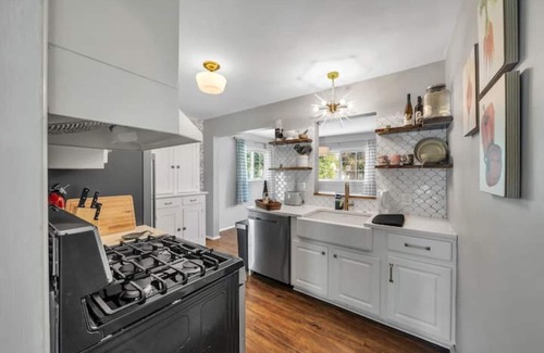 Drayton Plains Casa | ★Entertainment & Game Room w/ Bar★ Cheerful Royal Oak Bungalow w/ 2 Full Baths