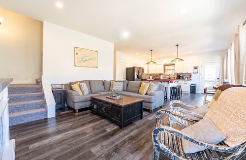 Flat Hollow Marina Casa | Entertainment in Abundance, Putting Green, Games, Kayaks, No-wake Covered Dock!
