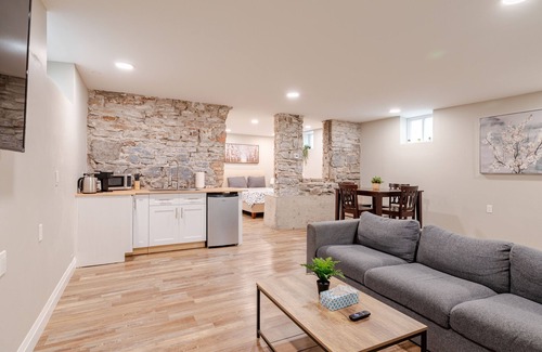 Mount Hope Huron Park Apartamento | Entire 1-bedroom apartment across from Google