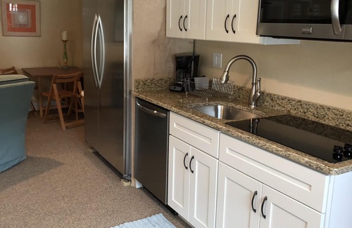 Southern Shores Apartamento | ¡Apartamento completo en el primer piso en OBX! A pie de la playa, piscina, muchos extras