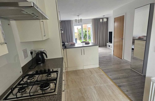Plymouth Casa | Entire 2 Bedroom House Modern, Stylish & Luxury. Pet-Friendly!
