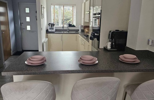 Plymouth Casa | Entire 2 Bedroom House Modern, Stylish & Luxury. Pet-Friendly!