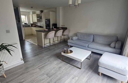 Plymouth Casa | Entire 2 Bedroom House Modern, Stylish & Luxury. Pet-Friendly!