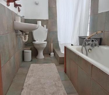 Cape Town Apartamento | Entire 2 bedroom house in Obs, fully equipped and private