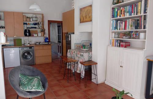 Cape Town Apartamento | Entire 2 bedroom house in Obs, fully equipped and private