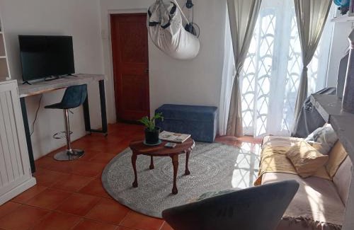 Cape Town Apartamento | Entire 2 bedroom house in Obs, fully equipped and private