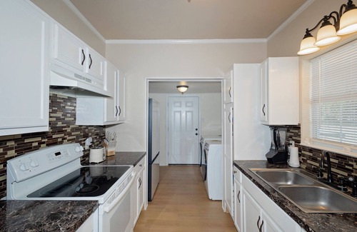 Del Mar Casa | Entire 2-bedroom house in Corpus Christi with CAL KING BED,EV-CHARG AC, WiFi
