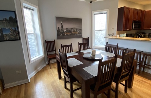 Chicago Condominio | Entire 2 bedroom with Office & Deck!