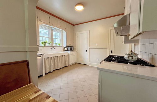 Erie Casa | Entire 3,000 sq ft Home + Huge Loft + GAME ROOM!