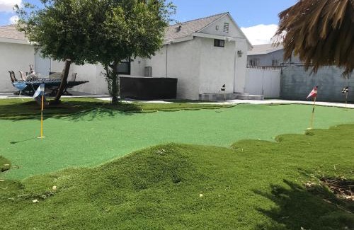 Pacoima Apartamento | Entire 3 Bedroom Home with Golf Putting & hot spa