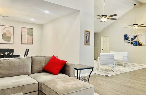 Quail Valley Casa | Entire 3 bedroom 2.5 baths Spacious and Stylish Home in the Heart of Houston